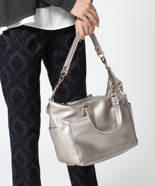 A part by（アパートバイ）の「【WEB限定カラー】３ＷＡＹボストンバッグ（バッグ・レディース・ブラック/【WEB限定カラー】シルバー/ベージュ/グリーン・ナシ）」の4枚目の写真