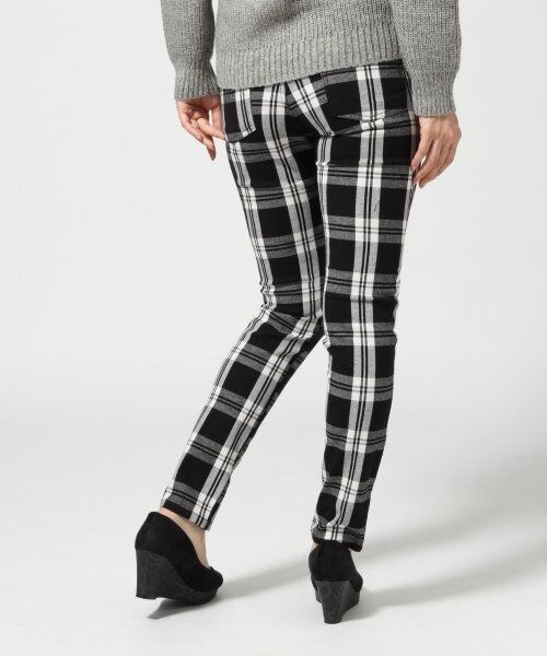 LEPSIM（レプシィム）の「ストレッチチェックスリムパンツ（パンツ・レディース・ブラック/グリーン/ネイビー・Ｓ/Ｍ/Ｌ）」の5枚目の写真