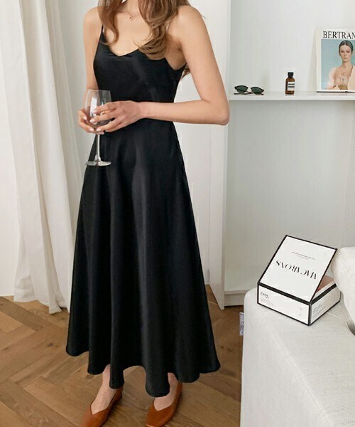 DHOLIC（ディーホリック）の「[ontheriver] サテン調キャミソールワンピース（ジャンパースカート・レディース・ベージュ/ブラック・ONESIZE）」の2枚目の写真