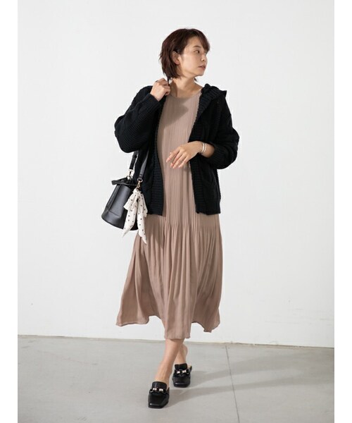 Rewde(ルゥデ)の「プリーツワンピース(1R05-02208)(ワンピース・レディース・ブラウン/グリーン/ブラック・S/M)」の1枚目の写真