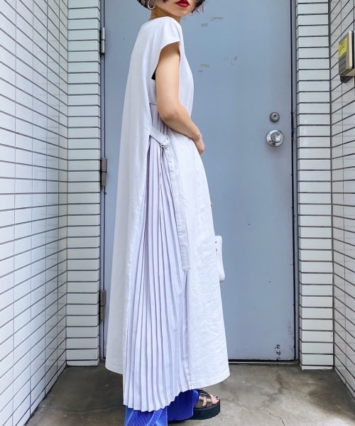 PAGEBOY（ページボーイ）の「【WEB先行予約】サイドプリーツカットワンピース（ワンピース/ドレス・レディース・ブラック×ホワイト/ブラック×ブラック/グレージュ・F）」の3枚目の写真