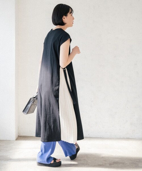 PAGEBOY（ページボーイ）の「【WEB先行予約】サイドプリーツカットワンピース（ワンピース/ドレス・レディース・ブラック×ホワイト/ブラック×ブラック/グレージュ・F）」の4枚目の写真
