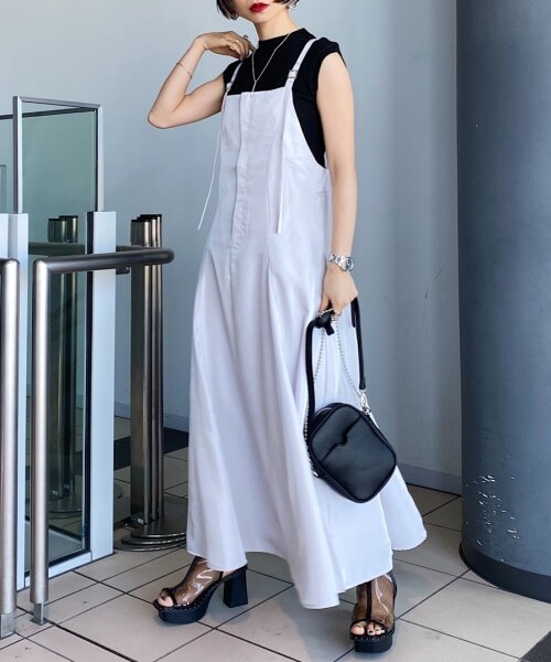 PAGEBOY（ページボーイ）の「グロッシーツイルキャミワンピース（ワンピース/ドレス・ブラック/グレージュ）」の2枚目の写真