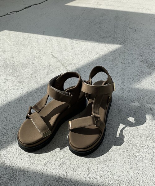 RIVE DROITE（リヴドロワ）の「【安定感のある履き心地】ベルクロスポーツサンダル（サンダル・レディース・グレージュ/キャメル/ブラック・S/M/L）」の2枚目の写真