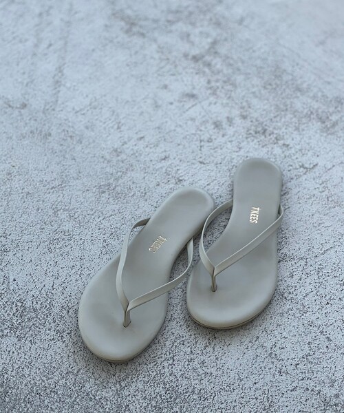 RIVE DROITE（リヴドロワ）の「《予約》【TKEES(ティキーズ)】ビーチサンダル（サンダル・レディース・ベージュ/グリーン/グレー/ブラック・6/7）」の2枚目の写真