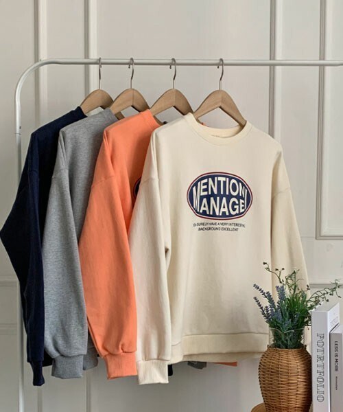 DHOLIC STYLE（ディーホリックスタイル）の「[ririnco] オーバルレタリングスウェット（スウェット・レディース・オレンジ/グレー/ホワイト/ブルー・FREE）」の4枚目の写真