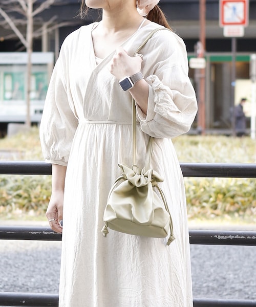 3coins(3coins)の「【春が似合うくすみカラー】巾着ショルダーバッグ(トートバッグ・アイボリー/カーキ/ブラウン/ブラック・0)」の4枚目の写真