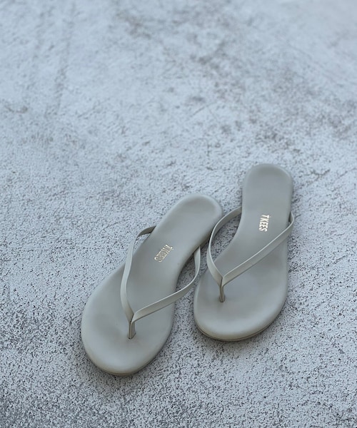 RIVE DROITE（リヴドロワ）の「《予約》【TKEES(ティキーズ)】ビーチサンダル（サンダル・レディース・ベージュ/グリーン/グレー/ブラック・6/7）」の2枚目の写真