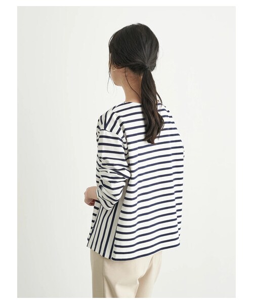 earth music&ecology(アースミュージックアンドエコロジー)の「サイド切替ボーダープルオーバー(トップス・ブラック/ベージュ/ブルー/ネイビー・F)」の4枚目の写真