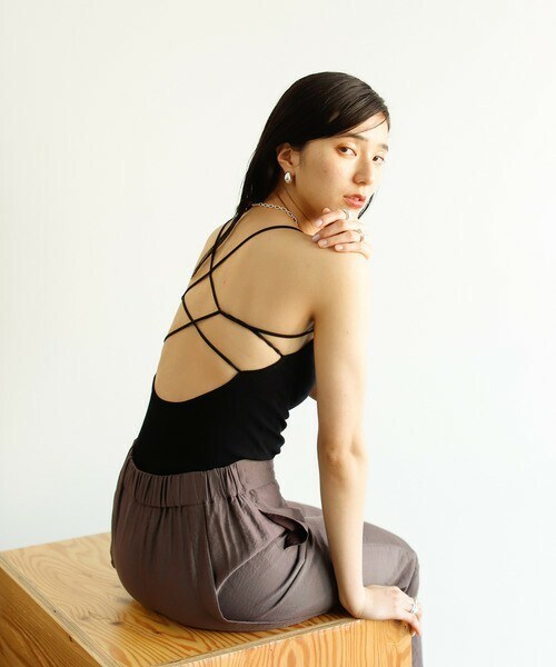 VACANCY（ヴァカンシー）の「バッククロスカップ付きキャミソール（インナーウェア/肌着・レディース・ホワイト/ブラック/ブラウン・FREE）」の2枚目の写真