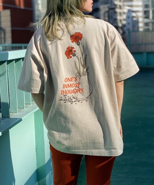 PAGEBOY（ページボーイ）の「【PAGEBOYLIM】フラワーグラフィックＴ【WEB先行予約】（トップス・レディース・オフホワイト/チャコールグレー/ベージュ・M, L）」の3枚目の写真