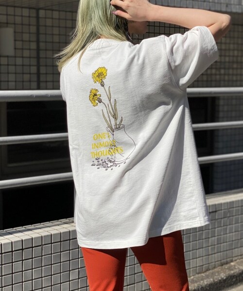 PAGEBOY（ページボーイ）の「【PAGEBOYLIM】フラワーグラフィックＴ【WEB先行予約】（トップス・レディース・オフホワイト/チャコールグレー/ベージュ・M, L）」の4枚目の写真