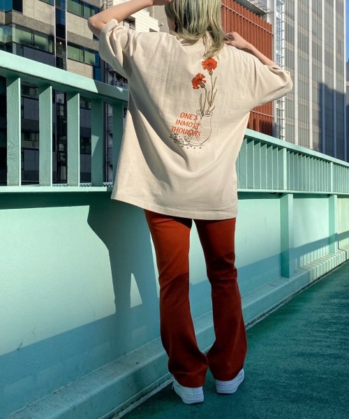 PAGEBOY（ページボーイ）の「【PAGEBOYLIM】フラワーグラフィックＴ【WEB先行予約】（トップス・レディース・オフホワイト/チャコールグレー/ベージュ・M, L）」の17枚目の写真