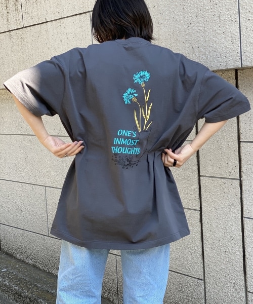 PAGEBOY（ページボーイ）の「【PAGEBOYLIM】フラワーグラフィックＴ【WEB先行予約】（トップス・レディース・オフホワイト/チャコールグレー/ベージュ・M, L）」の2枚目の写真