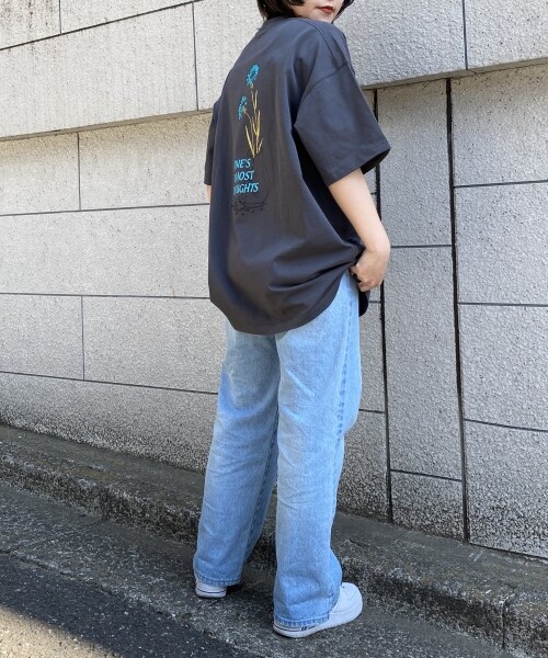 PAGEBOY（ページボーイ）の「【PAGEBOYLIM】フラワーグラフィックＴ【WEB先行予約】（トップス・レディース・オフホワイト/チャコールグレー/ベージュ・M, L）」の14枚目の写真