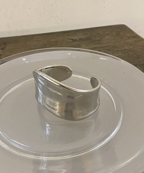 CAPRICIEUX LE'MAGE（カプリシューレマージュ）の「【GOLDY/ゴールディ】ウェービーワイドバングル（リング・レディース・ゴールド/シルバー・F）」の2枚目の写真