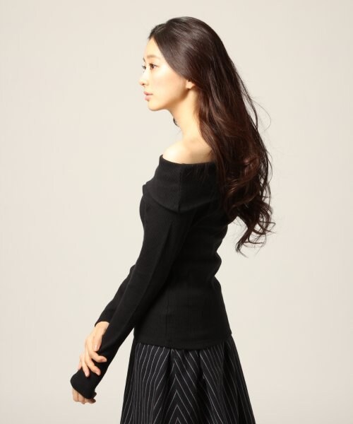 LOWRYS FARM（ローリーズファーム）の「ベアオフタートルプルオーバーロングスリーブ（トップス・レディース・オフ×ブラック/ブラック/グレー1/グレー2/グレー3・Ｍ/Ｌ）」の6枚目の写真