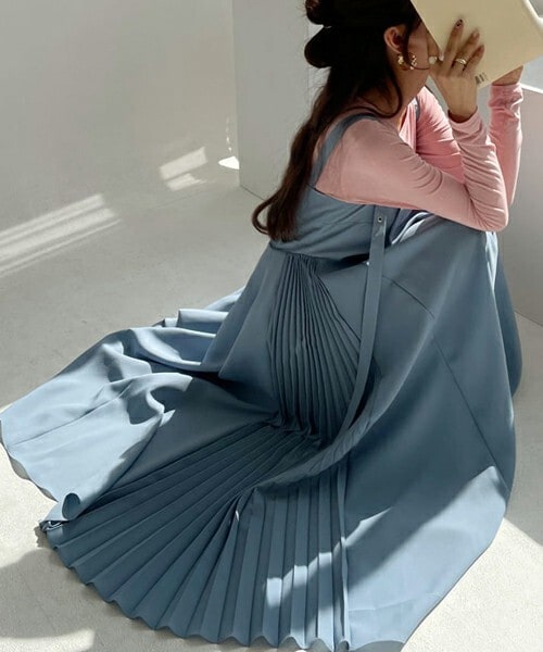 DHOLIC(ディーホリック)の「タックスリーブレスワンピース(ジャンパースカート・レディース・その他/ブラック/ブルー・ONESIZE)」の3枚目の写真