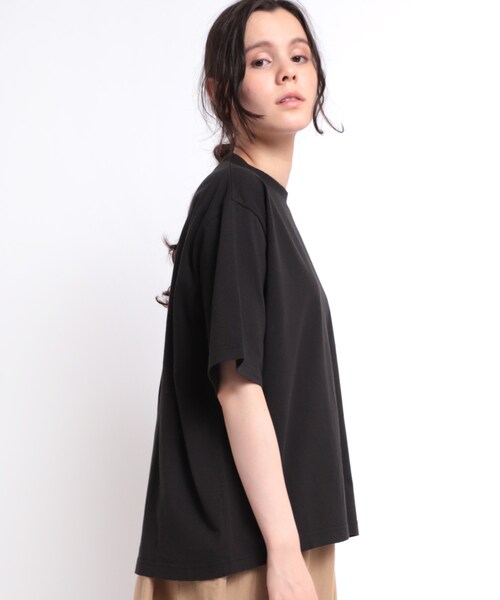 RNA-N（アールエヌエーエヌ）の「M1635 18/OE脱脂度詰天竺モックネックTシャツ（トップス・レディース・グレージュ/キャメル/グリーン/ブラック/キナリ）」の7枚目の写真