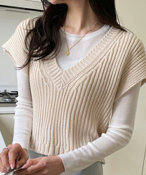 DHOLIC（ディーホリック）の「Vネックニットベスト（ベスト・レディース・ブラック/ホワイト/ベージュ・ONESIZE）」の2枚目の写真