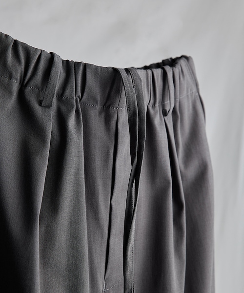 LIDNM（リドム）の「CUPRO RATINE EASY TROUSERS（スラックス・メンズ・ベージュ/グレー・S/M/L）」の11枚目の写真