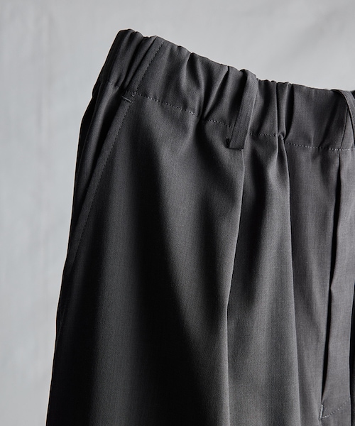 LIDNM（リドム）の「CUPRO RATINE EASY TROUSERS（スラックス・メンズ・ベージュ/グレー・S/M/L）」の12枚目の写真