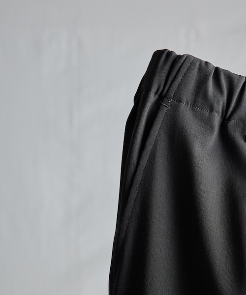 LIDNM（リドム）の「CUPRO RATINE EASY TROUSERS（スラックス・メンズ・ベージュ/グレー・S/M/L）」の13枚目の写真