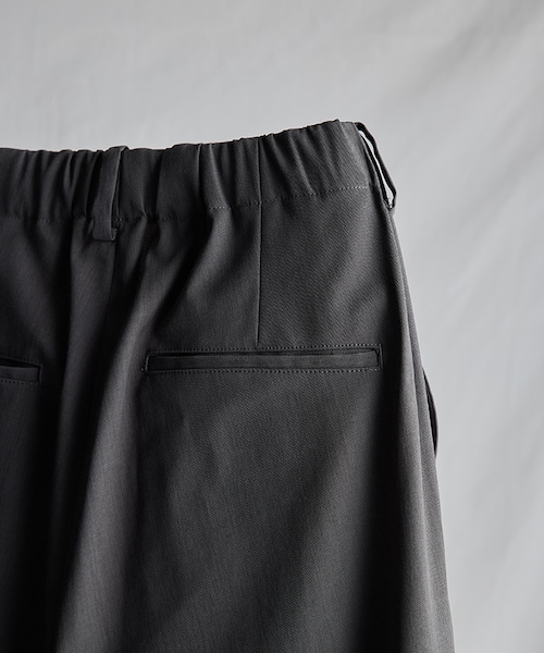LIDNM（リドム）の「CUPRO RATINE EASY TROUSERS（スラックス・メンズ・ベージュ/グレー・S/M/L）」の14枚目の写真