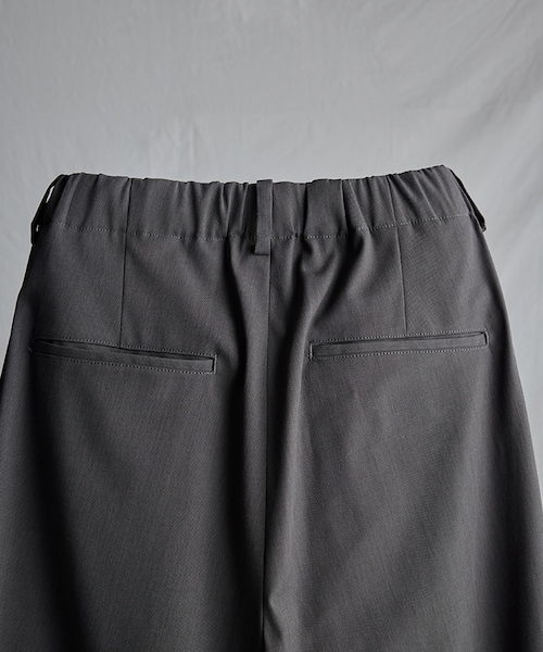 LIDNM（リドム）の「CUPRO RATINE EASY TROUSERS（スラックス・メンズ・ベージュ/グレー・S/M/L）」の15枚目の写真