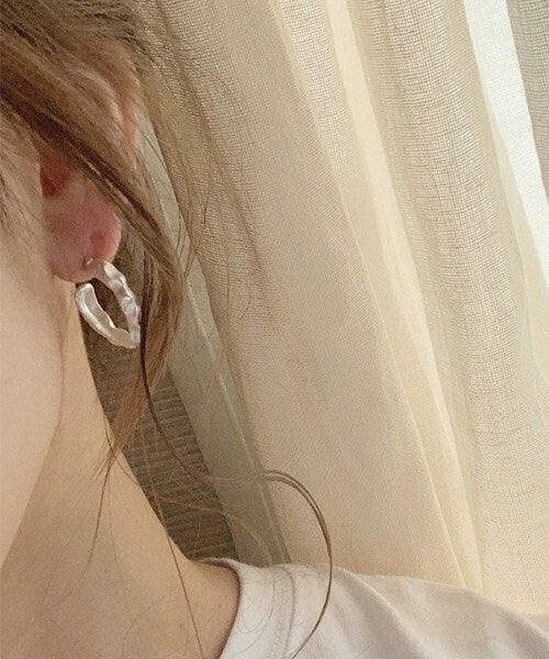 chocomee（チョコミー）の「ニュアンスカーブピアス（ピアス（両耳用）・レディース・ゴールド/シルバー・FREE）」の2枚目の写真