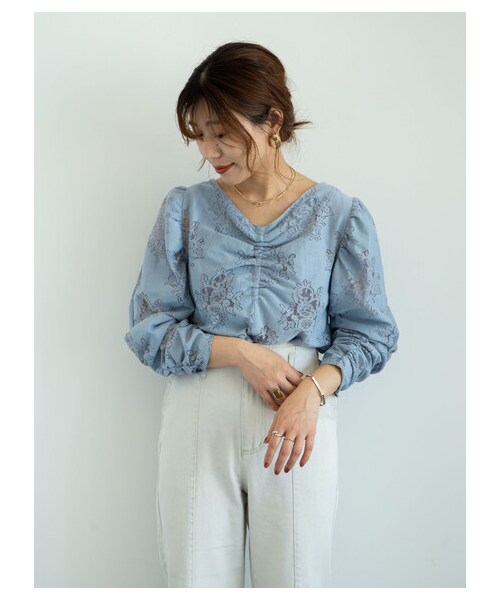 Green Parks(グリーンパークス)の「・ELENCARE DUE レースシャーリングブラウス(トップス・オフホワイト/ブラック/ブルー・F)」の15枚目の写真