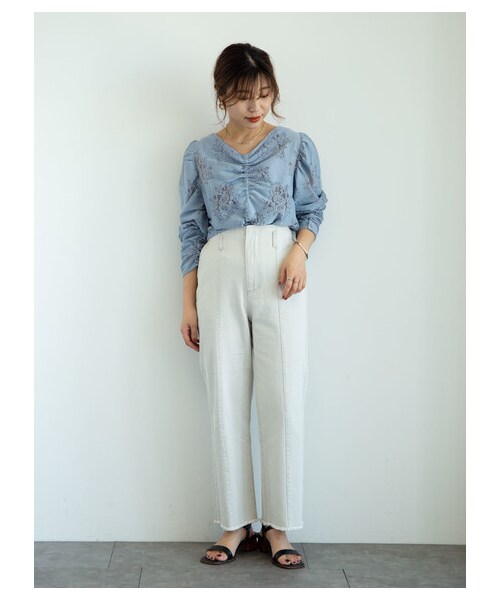 Green Parks(グリーンパークス)の「・ELENCARE DUE レースシャーリングブラウス(トップス・オフホワイト/ブラック/ブルー・F)」の13枚目の写真