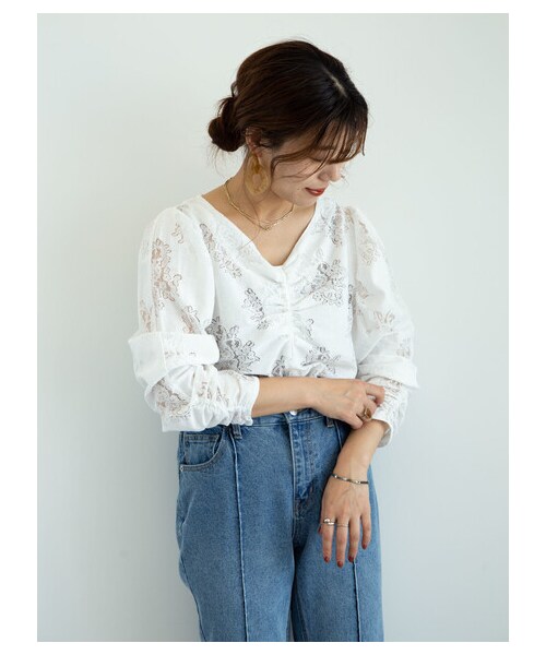 Green Parks(グリーンパークス)の「・ELENCARE DUE レースシャーリングブラウス(トップス・オフホワイト/ブラック/ブルー・F)」の1枚目の写真