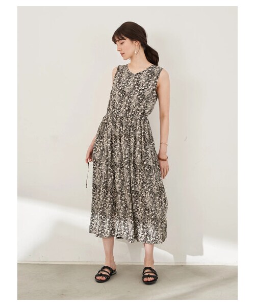 YECCA VECCA（イェッカヴェッカ）の「P.2wayミュルーズプリントワンピース（ワンピース/ドレス・ブラック/キャメル・F）」の2枚目の写真