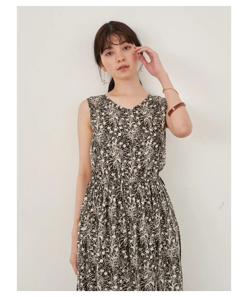 YECCA VECCA（イェッカヴェッカ）の「P.2wayミュルーズプリントワンピース（ワンピース/ドレス・ブラック/キャメル・F）」の4枚目の写真