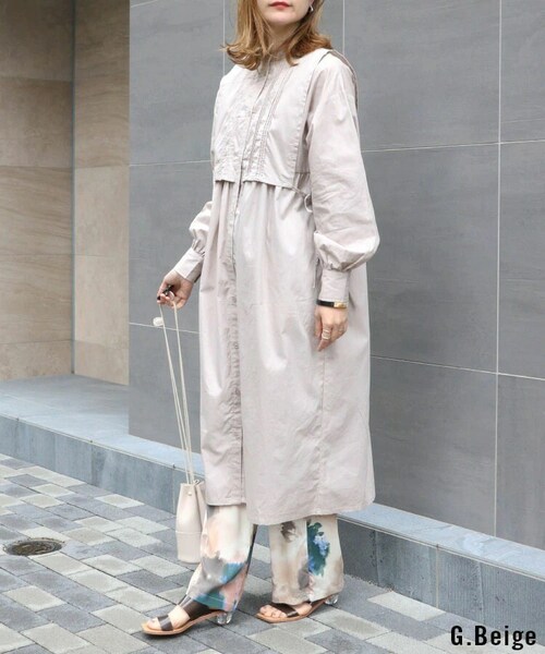 Sheson（シーズン）の「レイヤード風ロングシャツワンピース（シャツワンピース・レディース・オフ/グレーベージュ・FREE）」の2枚目の写真