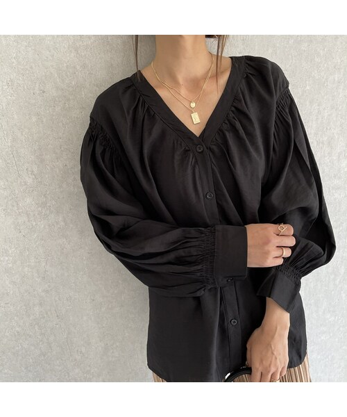 copine（コピン）の「ボリュームスリーブ♪ゆる可愛いＶネックブラウス(2color)【クリックポスト対象商品】（シャツ/ブラウス・レディース・ホワイト/ブラック・ワンサイズ）」の2枚目の写真