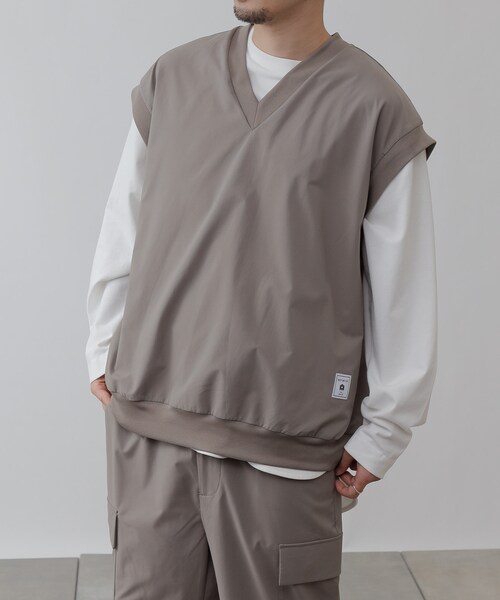 COLONY 2139(コロニートゥーワンスリーナイン)の「NESTマルチストレッチベスト(セットアップ可)(ベスト・メンズ・ベージュ/ブラック・M/L)」の1枚目の写真