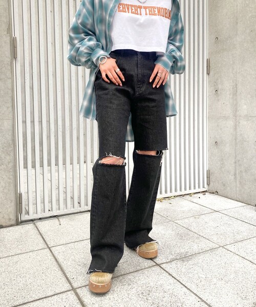 WHO'S WHO gallery(フーズフーギャラリー)の「カッティングデニム(デニムパンツ・レディース・サックスブルー/ブルー/ブラック・F)」の1枚目の写真