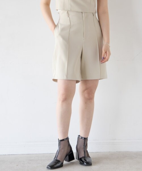 PAGEBOY（ページボーイ）の「バックルショートトラウザー（パンツ・ブラック/グレージュ）」の2枚目の写真