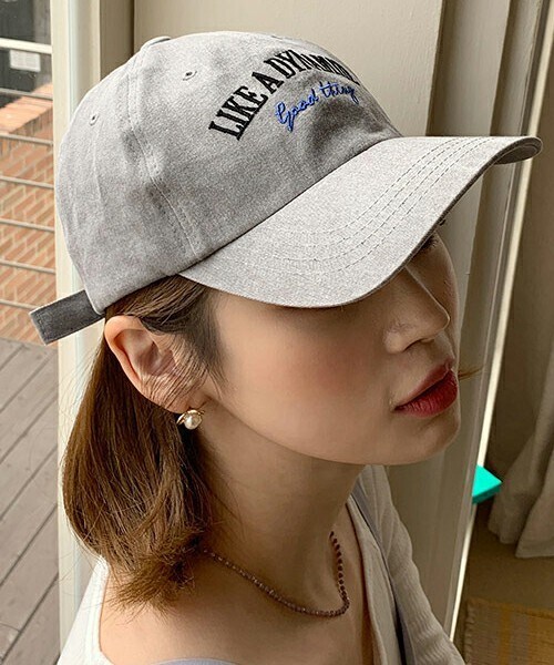 DHOLIC（ディーホリック）の「配色レタリング刺繍キャップ（キャップ・レディース・イエロー/グリーン/グレー/ホワイト/ブラック/ベージュ・ONESIZE）」の4枚目の写真