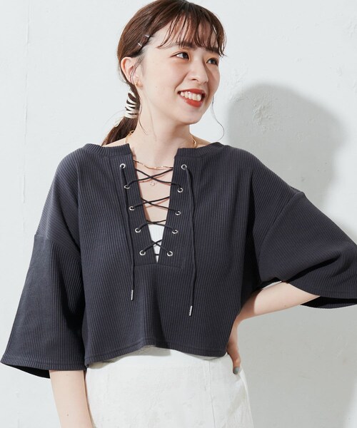 DISCOAT(ディスコート)の「【前後2WAY】リブレースアップショート丈プルオーバー(Tシャツ/カットソー・レディース・ライトグレー/チャコールグレー/オレンジ・F)」の3枚目の写真