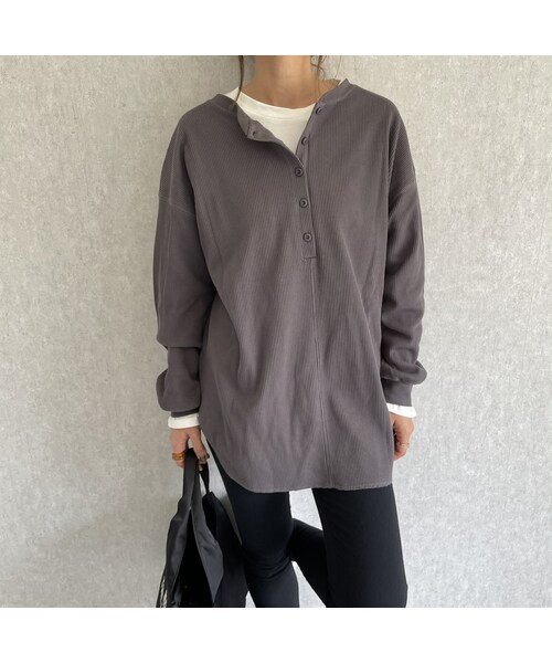 copine（コピン）の「着回し力抜群前後2way♪オーバーサイズワッフルヘンリーネックトップス(2color）【クリックポスト対象商品】（Tシャツ/カットソー・レディース・アイボリー/チャコールグレー・ワンサイズ）」の2枚目の写真