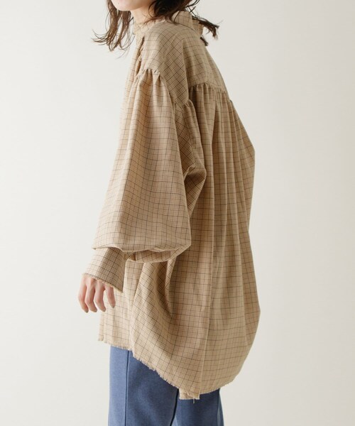 Kastane(カスタネ)の「【Thank Mat'l.】リサイクルヤーンギャザーボリュームシャツ(シャツ/ブラウス・レディース・アイボリー/ベージュ/グリーン・F)」の3枚目の写真