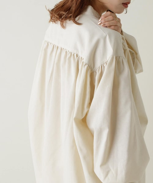 Kastane(カスタネ)の「【Thank Mat'l.】リサイクルヤーンギャザーボリュームシャツ(シャツ/ブラウス・レディース・アイボリー/ベージュ/グリーン・F)」の1枚目の写真