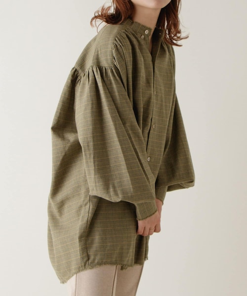 Kastane(カスタネ)の「【Thank Mat'l.】リサイクルヤーンギャザーボリュームシャツ(シャツ/ブラウス・レディース・アイボリー/ベージュ/グリーン・F)」の2枚目の写真