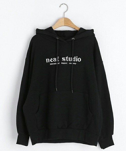 DHOLIC（ディーホリック）の「刺繍レタリングポケットフーディ・全3色・t63671（スウェット・レディース・ブルー/ブラック/ベージュ・ONESIZE）」の2枚目の写真