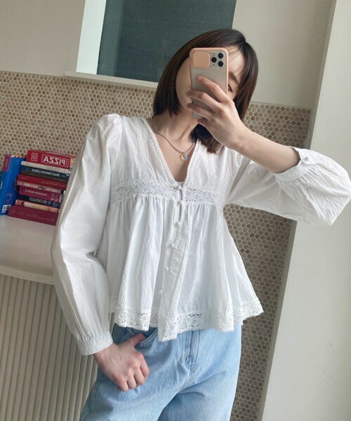 DHOLIC(ディーホリック)の「フレア刺繍レースブラウス(シャツ/ブラウス・レディース・ホワイト/ベージュ・ONESIZE)」の1枚目の写真