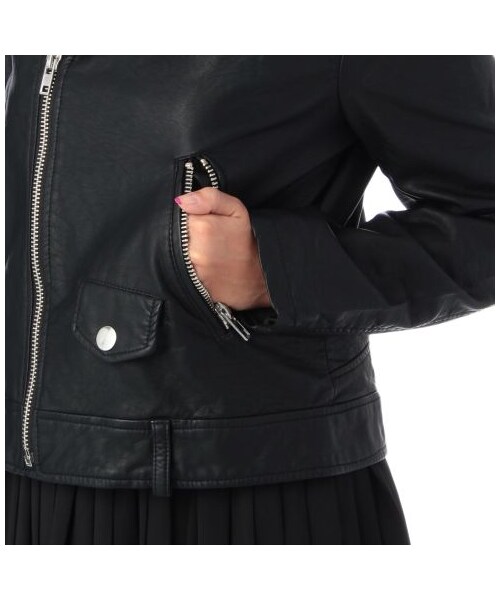 OZOC（オゾック）の「フェイクレザーライダースジャケット（ライダースジャケット・レディース・ブラック/ベージュ系/ネイビー系・M）」の8枚目の写真