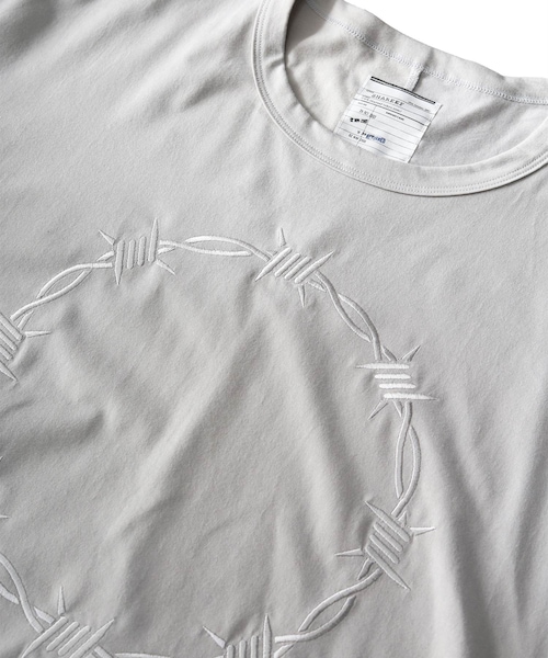 SHAREEF（シャリーフ）の「BARBED WIRE emb. S/S BIG T（）」 - WEAR